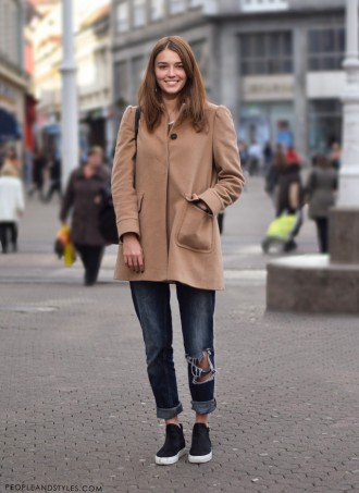 How to wear distressed boyfriend jeans in winter - pea coat and biker boots, street fashion, peopleandstyles.com