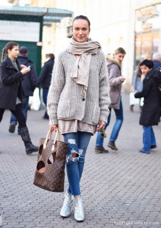 How to wear glitter shoes, glitter boots Saint Lauren, street style, Louis Vuitton tote designed by Comme des Garçons' Rei Kawakubo, taupe colour style, ripped jeans, Street style spring Ljupka Gojić Mikić