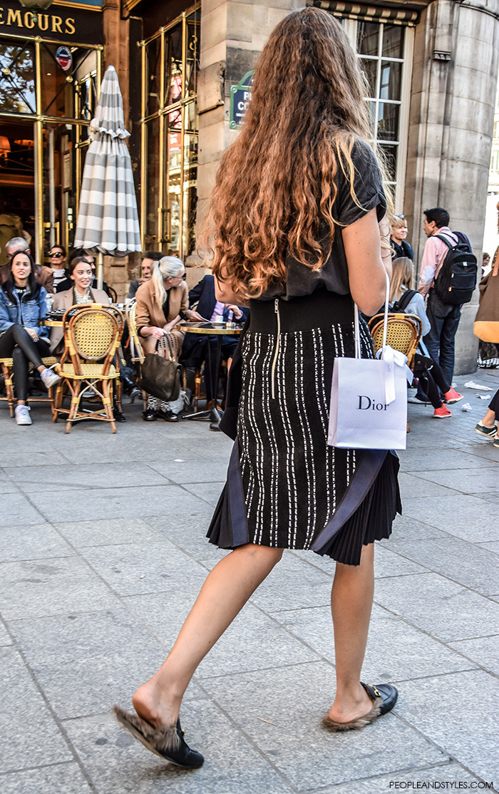 Paris style autumn, Gucci Kangaroo-Fur-Lined Slippers, street style, Paris Fashion Week, wear skirt and Gucci slippers