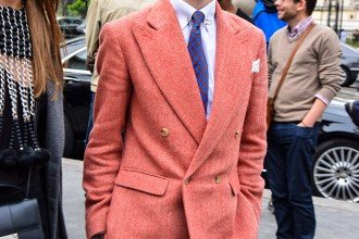 Here is a street style look we've noticed on a handsome man during Paris Fashion Week. Blazer in red-orange mixed with burgundy trousers gives a very elegant switch to men's wear.