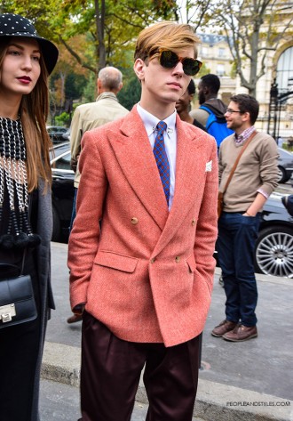 Here is a street style look we've noticed on a handsome man during Paris Fashion Week. Blazer in red-orange mixed with burgundy trousers gives a very elegant switch to men's wear.