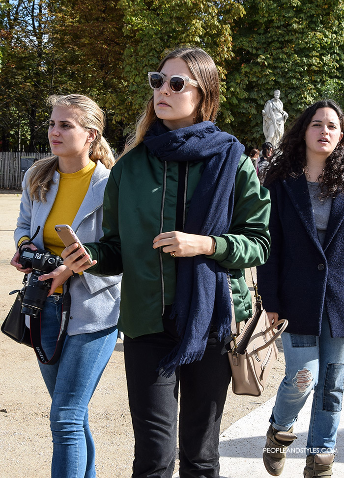 How to wear green bomber jacket, Magdalena De La Torre, long scarf and white sneakers, sexy look with bomber jacket, street style fashion inspiration from streets of Paris, Paris Fashion Week Spring Summer