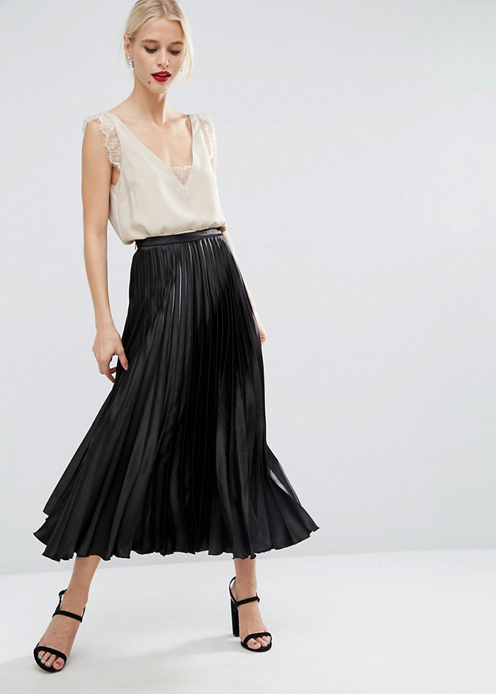 Midi skirt work street style inspiration women's trend fashion how to wear total black and black and white looks, black pleated skirt and red lipstick