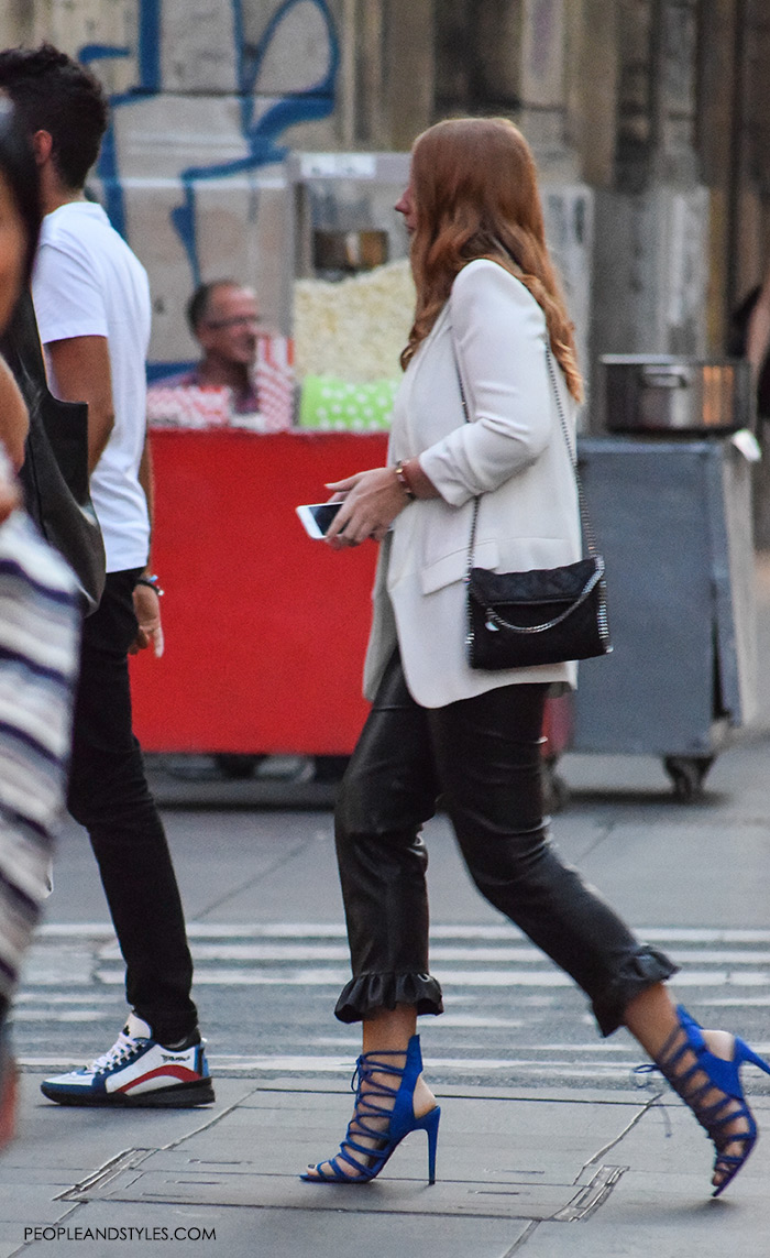 Midi skirt work street style inspiration women's trend fashion how to wear total black and black and white looks