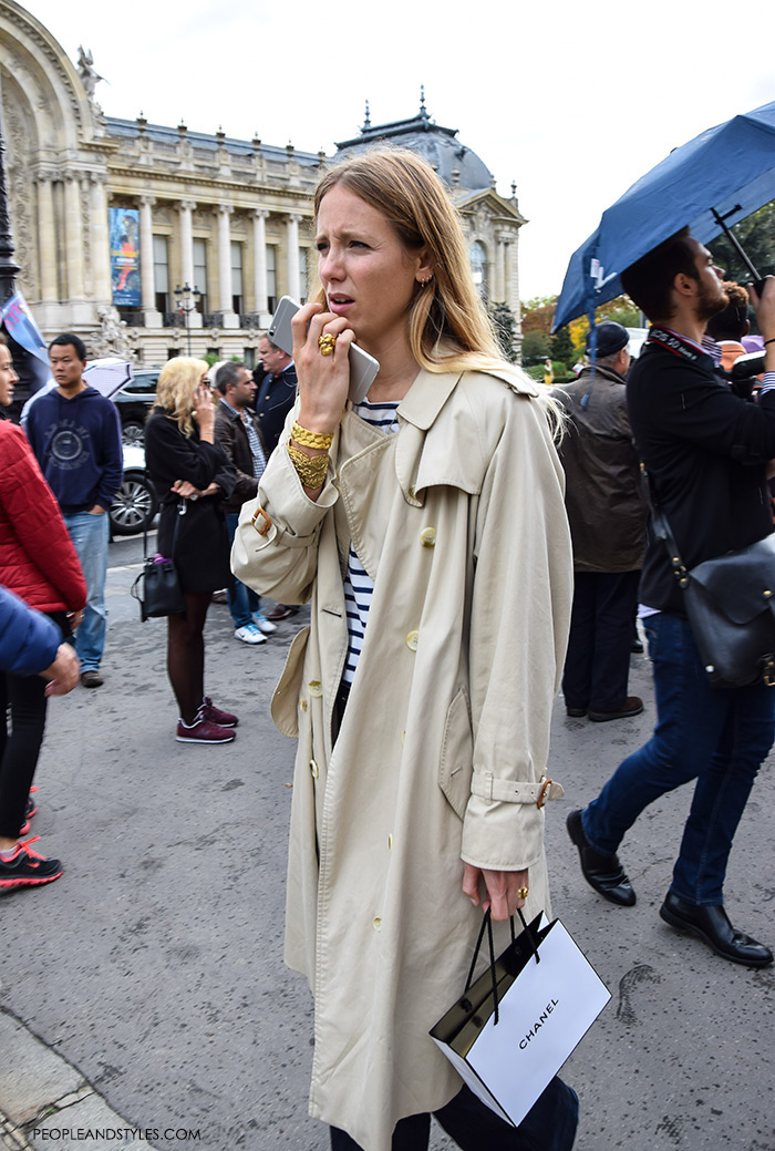 Jennifer Neyt wearing dark color wide leg jeans, stripe sweater, trench coat and mixing it with a lot of golden jewellery, street style look new Instagram